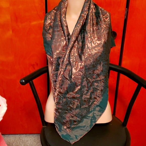 GNT Women's shawl (wrap) 38x38 inches - Picture 1 of 5